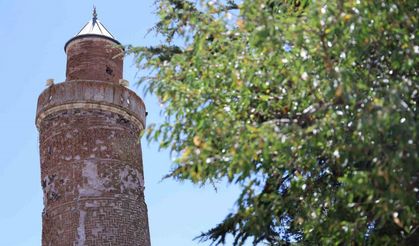 Pisa’dan daha eğri minareyi görünce şaşırıyor