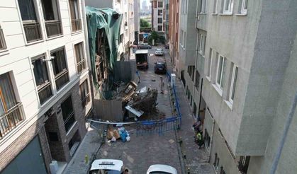 Bakırköy’de kısmen çöken tarihi ahşap bina görüntülendi