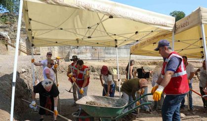 Antik Tiyatro kazılarına gönüllü kazı desteği devam ediyor