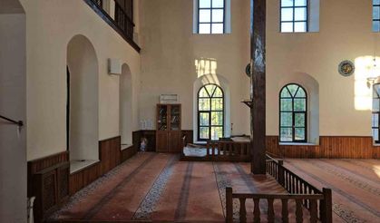 Sındırgı’daki depremde tarihi cami hasar gördü