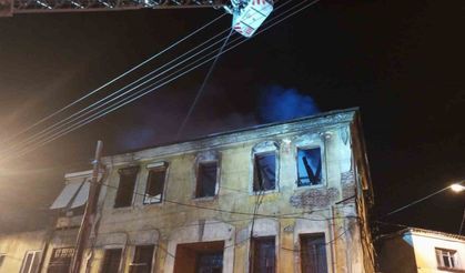 Tarihi binada çıkan yangın paniğe yol açtı