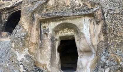 Tarihi bölgenin duvarlarına isim kazınması tepki çekti