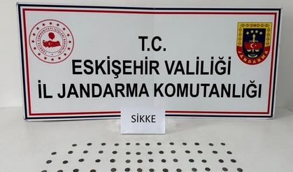 Tarihi eser kaçakçısı çantasındaki sikkelerle yakalandı