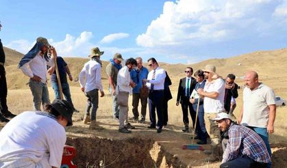 Vali Karakaya, kazı alanında incelemelerde bulundu