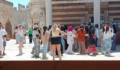 Tarihi camiye uygunsuz kıyafetlerle girilmesi tepki topladı