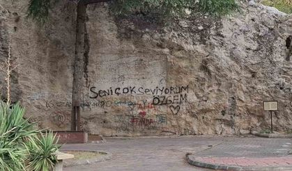 600 yıllık kaya kitabeye koruma örtüsü