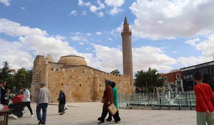 Şehrin ortasında 754 yıllık tarihi dimdik ayakta duruyor