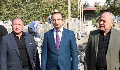 Medrese'nin yıkılan tarihi duvarı yeniden inşa ediliyor