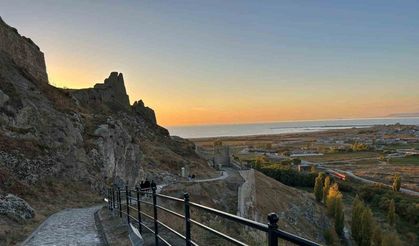 Van Kalesi’nin surlarına korkuluk yapıldı