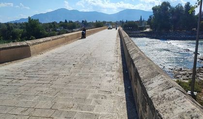 İlk Roma köprüsüne sprey boyayla yazılama yapıldı