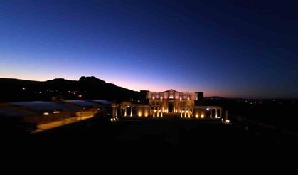 Paranın ilk basıldığı Antik Kenti artık gece de parlıyor