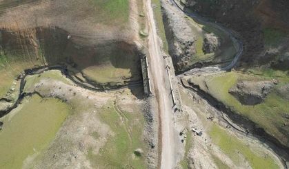 Gökçe Barajı'nda tarihi yolun kalıntıları gün yüzüne çıktı