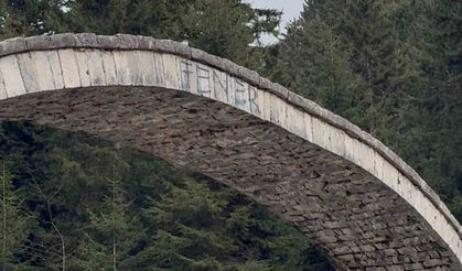 Rize'de tarihi kemer köprüye sprey boya ile zarar verildi