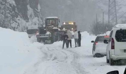 Çığ nedeniyle ulaşıma kapanan Trabzon-Bayburt karayolu kontrollü olarak ulaşıma açıldı