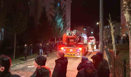İnegöl'de ev yangını: 1'i çocuk 3 kişi dumandan etkilendi