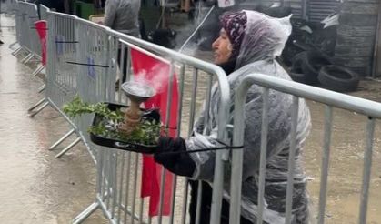 Slogan atmak isterken kendini yakan kadın, 'abla yanıyorsun' uyarısına aldırış etmedi