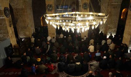 6 asırlık tarihi camide eller semaya açıldı