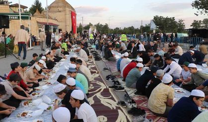 Erzincan'da Vakıflardan Terzibaba Sofrasında Ramazan iftarı