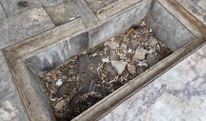 Eskişehir'de tarihi çeşmeye 'Çöp' darbesi: Muhtar çareyi yazı asmakta buldu