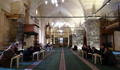 Gaziantep'te mukabele geleneği tarihi camilerde sürdürülüyor