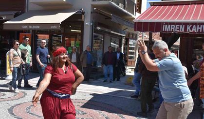 Edirne'de turistler romanların kakava davetine ortak oldu