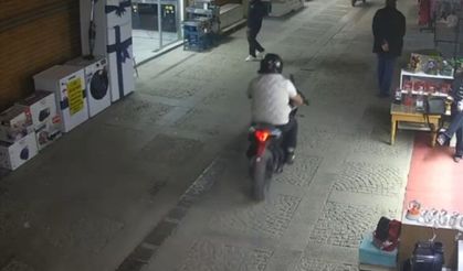 Tarihi çarşıda motosiklet kazası: Yayaya çarpıp kaçtı