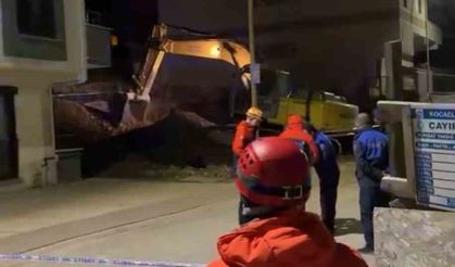 Temel kazısında toprak kaydı, çatırdama sesleri gelen 5 katlı bina boşaltıldı