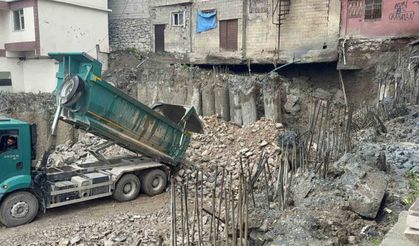 Hakkari'de TSM binasının fore kazıkları devrildi, iki bina askıda kaldı