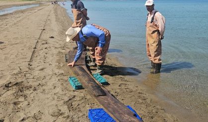 İznik Gölü'nde balıkçıların ağına tarihi gemi dümeni takıldı