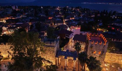 Antalya'nın tarihi kapısı aydınlatıldı