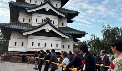 Japonya'da 400 tonluk tarihi kaleyi bin kişi halatlarla taşıdı
