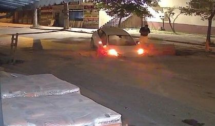 Kazı çalışmasını görmedi: Otomobilin çukura saplandığı anlar kameraya yansıdı