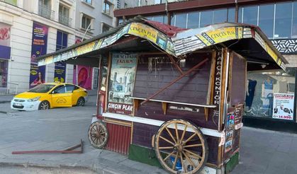 Tarihi büfe otobüs çarpmasıyla hasar gördü