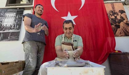 Ziyaretçiler, tarihi Germiyan Sokağı'nda çini sanatını deneyimliyor