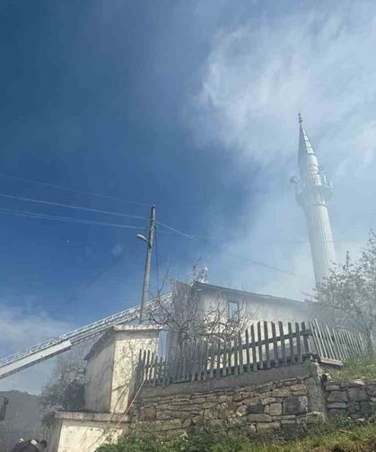 Çıkan Yangında 2 Ahşap Ev Ve 1 Cami Küle Döndü