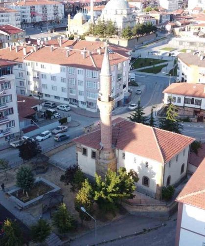 Kayyımzade camisi geçen iki yüz yıla rağmen ayakta duruyor