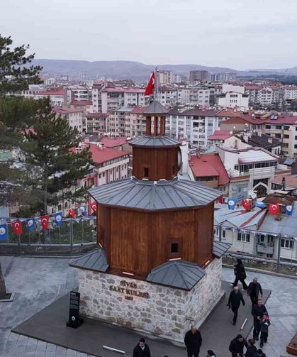 Kaybolan tarihi saat kulesi yeniden inşa edildi