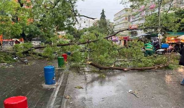 Ankara’da beklenen fırtına başladı.