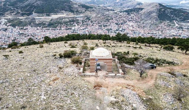 500 Yıllık Türbe Definecilerin Hedefi Oldu