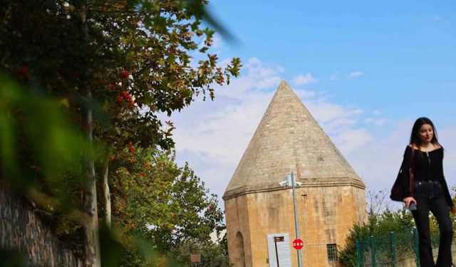 Onca Depreme Rağmen Tarihi Mahalle Dimdik Ayakta