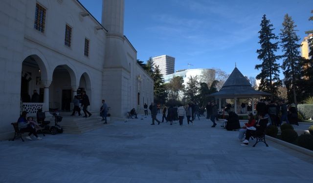 Tiran Namazgah Camii’ne Ziyaretçi Akını