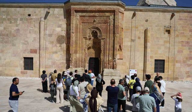 Tarihi Camide Esrarengiz Gölgeler Dikkat Çekiyor