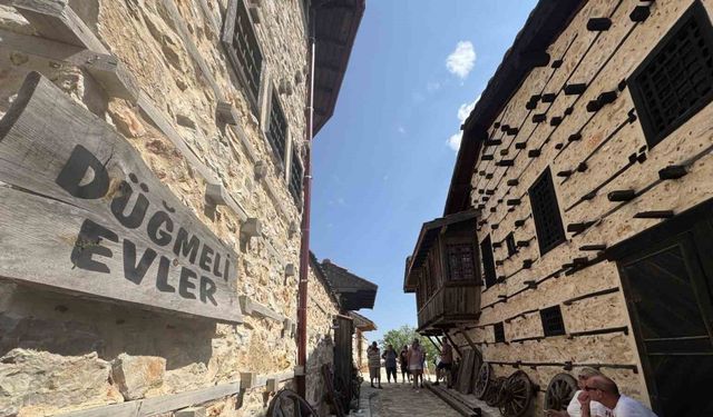 Antalya’nın 800 Yıllık Tarihi Köyüne Turist Akını
