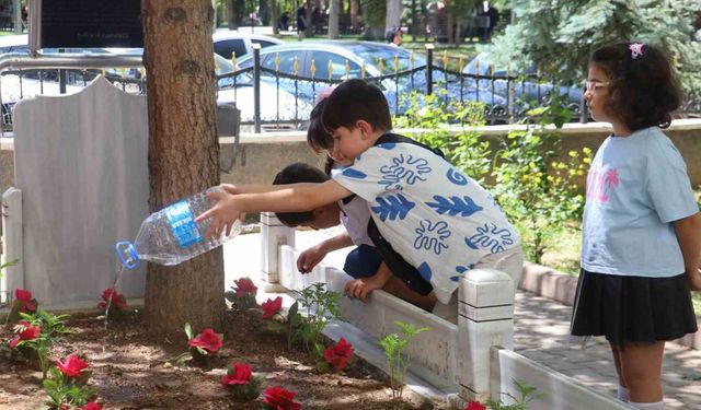 Asırlık Mezara Öğrencilerden Vefalı Dokunuş