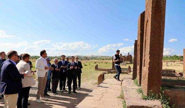 Bitlis Valisi Karakaya, Selçuklu Mezarlığında İncelemelerde Bulundu