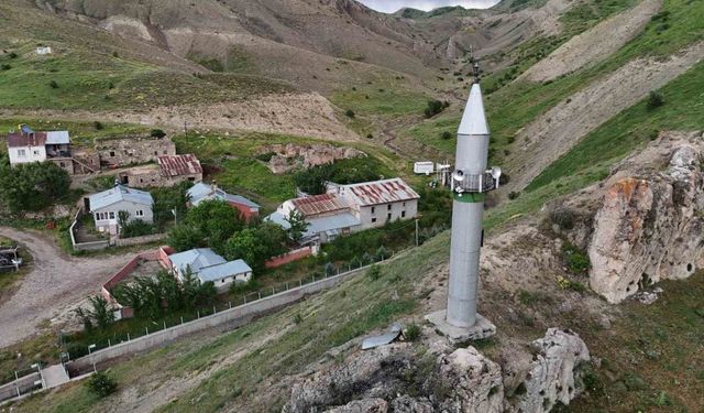 Görenler Dönüp Bir Kez Daha Bakıyor