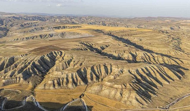 Toprağın Renkleriyle Şekillenen Tepeler