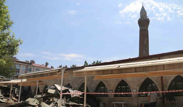 Sivas’taki 832 yıllık camide sessiz cuma