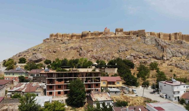 Tarihi Bayburt Kalesi’nin önünde yükselen binaya tepki