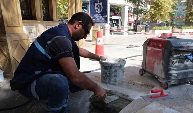 Tarihi caminin kırık taşları ve zemini onarılıyor